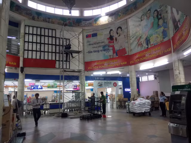 Khach ngo ngang truoc tin Co.opmart Dinh Tien Hoang dong cua-Hinh-6