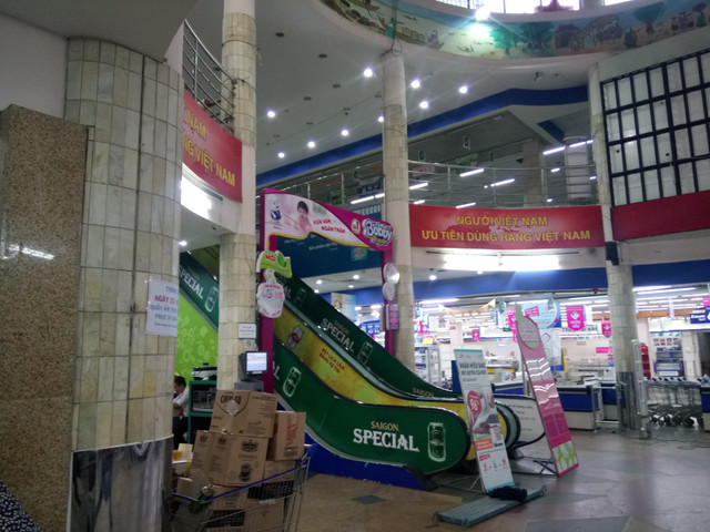 Khach ngo ngang truoc tin Co.opmart Dinh Tien Hoang dong cua-Hinh-7