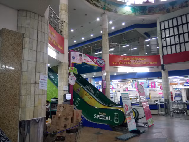 Khach ngo ngang truoc tin Co.opmart Dinh Tien Hoang dong cua-Hinh-7