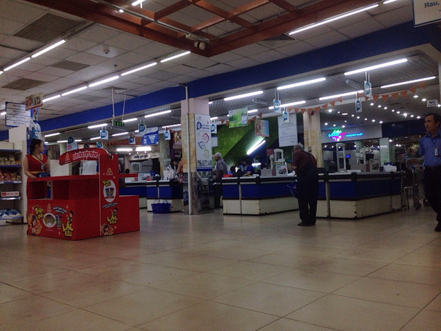 Khach ngo ngang truoc tin Co.opmart Dinh Tien Hoang dong cua-Hinh-9