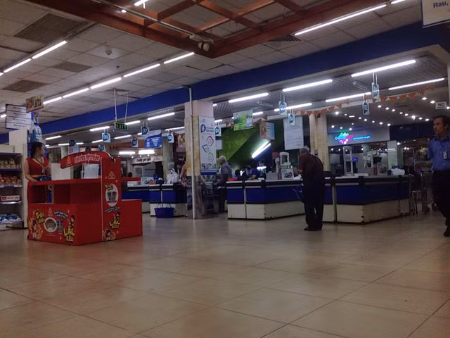 Khach ngo ngang truoc tin Co.opmart Dinh Tien Hoang dong cua-Hinh-9