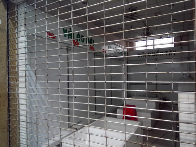 Khach ngo ngang truoc tin Co.opmart Dinh Tien Hoang dong cua-Hinh-4