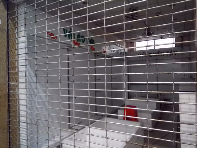 Khach ngo ngang truoc tin Co.opmart Dinh Tien Hoang dong cua-Hinh-4