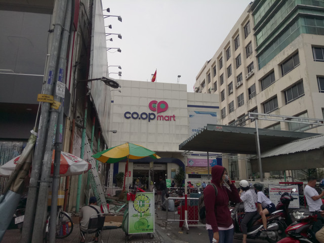 Khách ngỡ ngàng trước tin Co.opmart Đinh Tiên Hoàng đóng cửa Khach ngo ngang truoc tin Co.opmart Dinh Tien Hoang dong cua