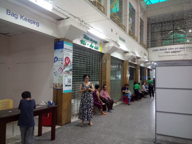 Khach ngo ngang truoc tin Co.opmart Dinh Tien Hoang dong cua-Hinh-5