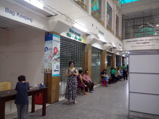 Khach ngo ngang truoc tin Co.opmart Dinh Tien Hoang dong cua-Hinh-5