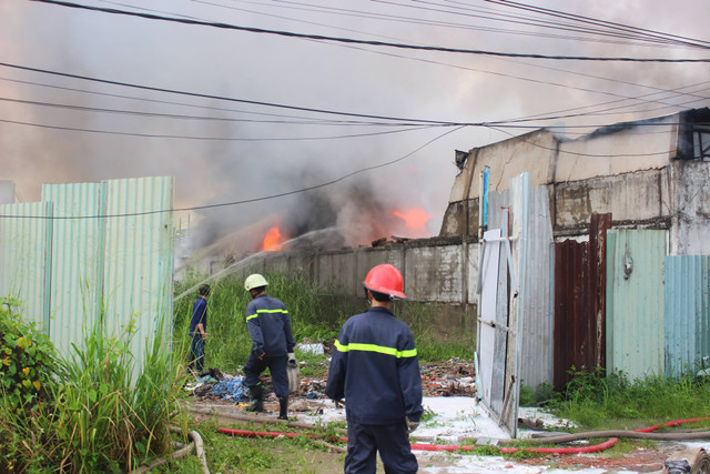 'Ba hoa' bat ngo ghe tham, xuong san xuat do choi bi thieu rui-Hinh-2