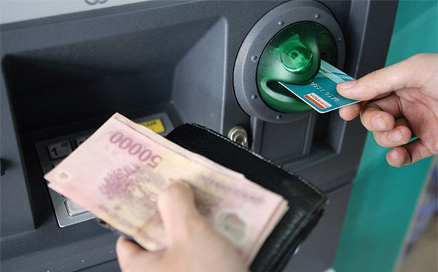 Giảm hạn mức rút tiền ATM vào ban đêm nhằm tránh cướp Giam han muc rut tien ATM vao ban dem nham tranh cuop