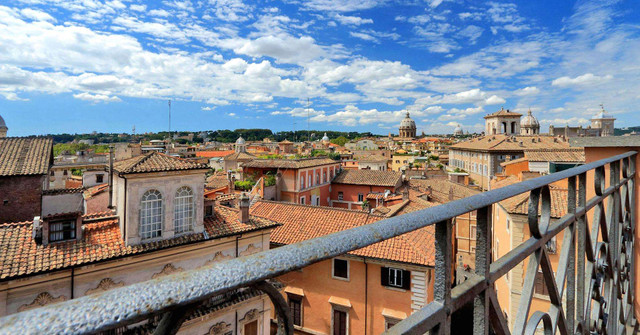 Palazzetto sở hữu cầu thang xoắn ốc ấn tượng dẫn lên gác mái với hướng nhìn 360 độ ra thành phố cổ.