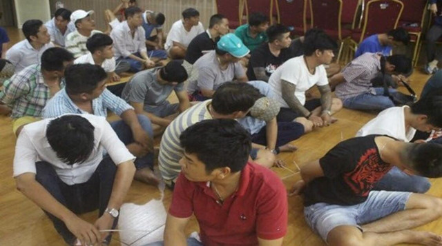 Các đối tượng đánh bạc trong nhà hàng bị phát hiện. Các đối tượng đánh bạc trong nhà hàng bị phát hiện.
