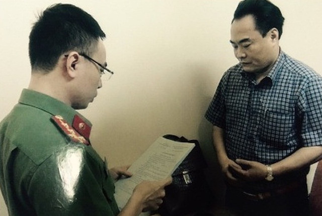 Đối tượng Trần Đức Trung nghe đọc lệnh bắt. Nguồn ảnh: ANTĐ Đối tượng Trần Đức Trung nghe đọc lệnh bắt. Nguồn ảnh: ANTĐ