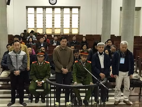 Cựu Chủ tịch GPBank Tạ Bá Long đứng ngoài cùng bên phải, bên cạnh ông là cựu Phó Chủ tịch đầy quyền lực Đoàn Văn An.