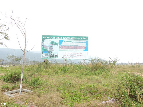 Đến ngày 3/3/2016 dự án vẫn là khu đất hoang vắng, cỏ mọc um tùm. Ảnh: Cafe F.