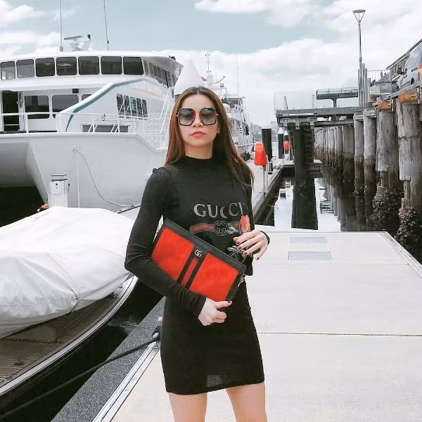 Vẫn thể hiện niềm yêu thích đặc biệt của mình dành cho Gucci nhưng lần này ''nữ hoàng giải trí'' lại lựa chọn chiếc túi kết hợp giữa hai màu cơ bản đỏ và đen hài hòa. Mẫu túi này trị giá 2.355 USD (53 triệu VND).
