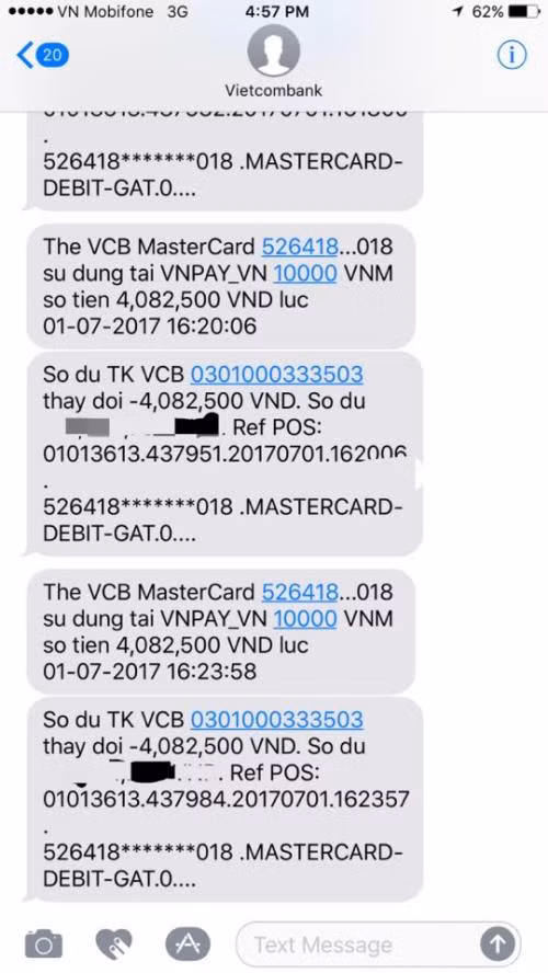 Tin nhắn báo trừ tiền của Vietcombank. Ảnh: BNEWS/TTXVN.