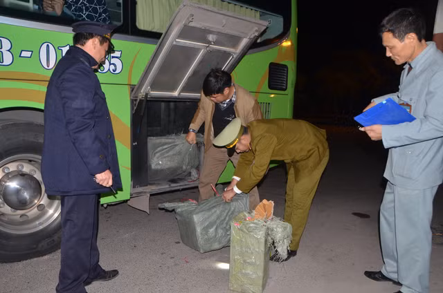 Di xe khach, van chuyen hon 100kg phao lau ve Ha Noi-Hinh-2