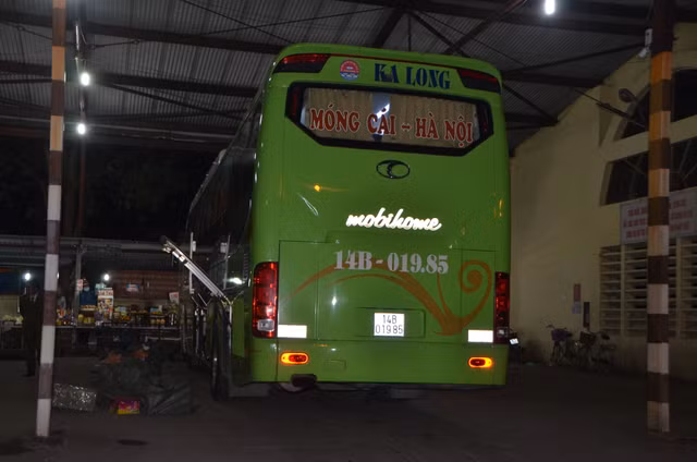 Di xe khach, van chuyen hon 100kg phao lau ve Ha Noi