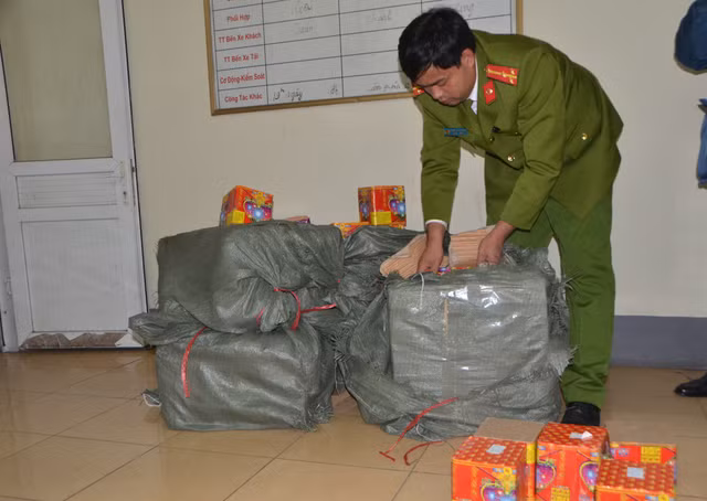 Di xe khach, van chuyen hon 100kg phao lau ve Ha Noi-Hinh-4