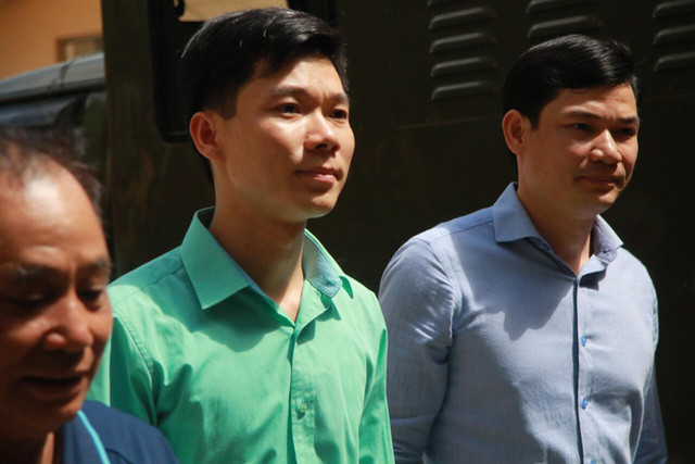 Bác sĩ Hoàng Công Lương tới Tòa chiều nay. Nguồn ảnh: Tuổi Trẻ