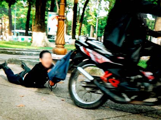 Mải đuổi bắt cướp, mẹ ngã xe khiến con 8 tuổi tử vong Mai duoi bat cuop, me nga xe khien con 8 tuoi tu vong