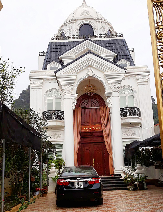 Tòa biệt thự khoác lên mình màu trắng tinh khôi với không gian rộng rãi, thoáng đãng. Tòa biệt thự khoác lên mình màu trắng tinh khôi với không gian rộng rãi, thoáng đãng.