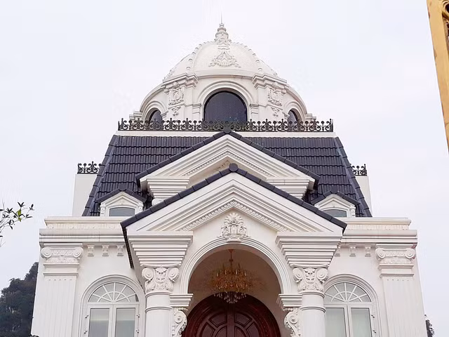 Ngôi biệt thự trắng được thiết kế theo phong cách cổ điển Pháp.