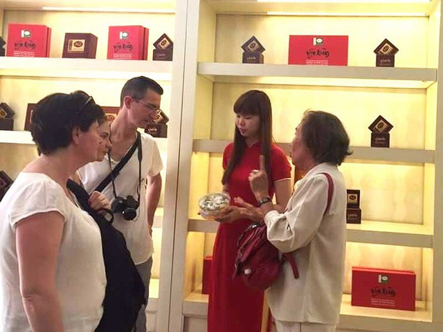 Nghề nuôi yến đang mang về ngoại tệ nhưng lại thiếu quy hoạch, phát triển tự phát. Trong ảnh: Khách nước ngoài tìm mua sản phẩm yến sào Việt Nam. Ảnh: QUANG HUY Nghề nuôi yến đang mang về ngoại tệ nhưng lại thiếu quy hoạch, phát triển tự phát. Trong ảnh: Khách nước ngoài tìm mua sản phẩm yến sào Việt Nam. Ảnh: QUANG HUY