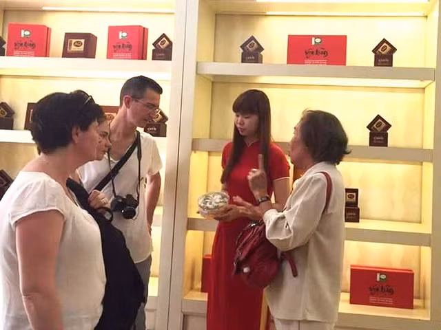 Nghề nuôi yến đang mang về ngoại tệ nhưng lại thiếu quy hoạch, phát triển tự phát. Trong ảnh: Khách nước ngoài tìm mua sản phẩm yến sào Việt Nam. Ảnh: QUANG HUY