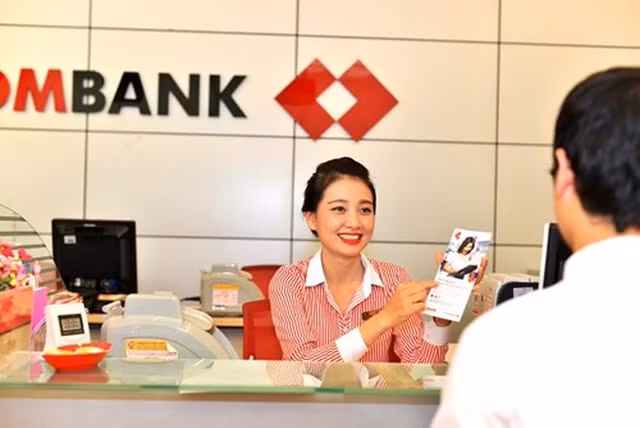 2. Techcombank Tại Techcombank, trong quý I/2017, ngân hàng cho biết đã chi trả thu nhập bình quân cán bộ nhân viên 27 triệu đồng/tháng, trong đó lương bình quân là 18 triệu đồng/tháng, vươn lên là ngân hàng chi trả lương cao thứ 2 hệ thống. Ảnh: btc.edu.vn.
