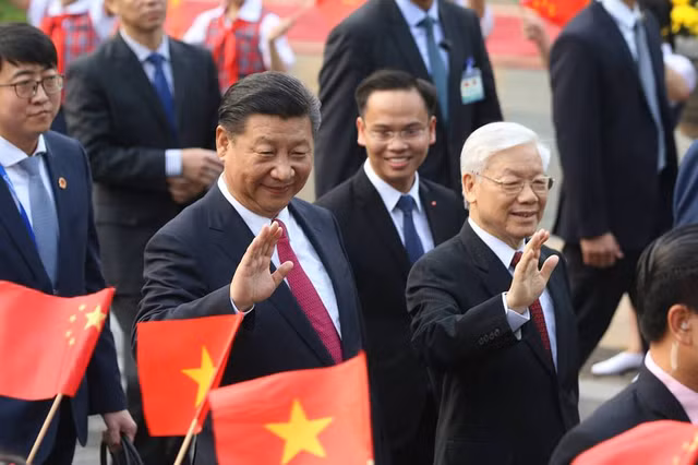 Ông Tập Cận Bình và Tổng Bí Thư di chuyển từ Phủ Chủ tịch sang phía Văn phòng Trung ương Đảng.