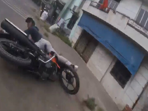 “Nghẹt thở” màn rượt đuổi bắt tên trộm xe máy công nhân ở TP HCM - Hình 2 “Nghet tho” man ruot duoi bat ten trom xe may cong nhan o TP HCM-Hinh-2