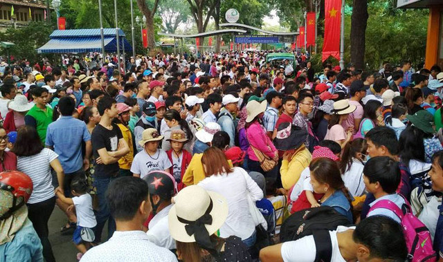 Du khách quốc tế: "Chúng tôi may mắn đến Việt Nam đúng dịp đại lễ 30/4" Du khach quoc te: