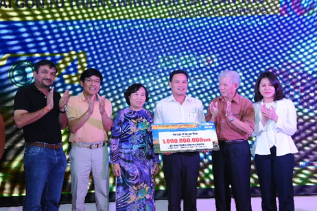 Phó Chủ Tịch UBND tỉnh Quảng Nam nhận biển tài trợ xây trường mầm non Sao Biển. Phó Chủ Tịch UBND tỉnh Quảng Nam nhận biển tài trợ xây trường mầm non Sao Biển.