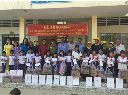 Các em học sinh phấn khởi nhận quà và tập vở nhân dịp khai giảng năm học mới. Các em học sinh phấn khởi nhận quà và tập vở nhân dịp khai giảng năm học mới.