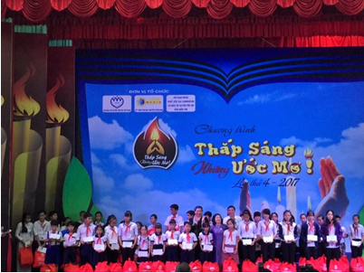 Các em học sinh nghèo vượt khó tại Bến Tre nhận học bổng và quà từ chương trình. Các em học sinh nghèo vượt khó tại Bến Tre nhận học bổng và quà từ chương trình.