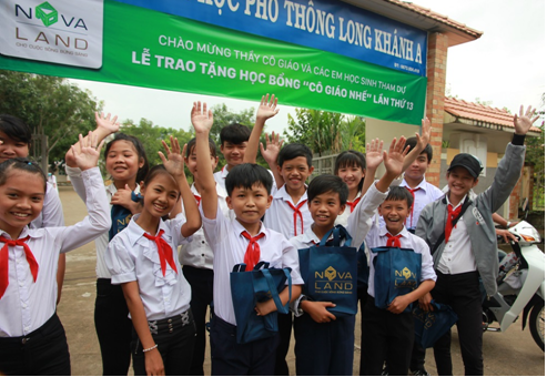 Trong suốt 13 năm qua, Quỹ từ thiện Cô giáo Nhế đã tiếp sức cho hàng ngàn học sinh có hoàn cảnh khó khăn, dành tặng hàng tỷ đồng nhằm hỗ trợ các em có thêm điều kiện được đến trường. Trong suốt 13 năm qua, Quỹ từ thiện Cô giáo Nhế đã tiếp sức cho hàng ngàn học sinh có hoàn cảnh khó khăn, dành tặng hàng tỷ đồng nhằm hỗ trợ các em có thêm điều kiện được đến trường.