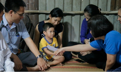 Ban tổ chức chương trình “Nối kết yêu thương” thăm hỏi và động viên gia đình các bé trước thời gian phẫu thuật. Đây là chương trình đang phát sóng hàng tuần trên Đài truyền hình HTV9 cùng với sự đồng hành của Novaland nhằm mang lại trái tim khỏe mạnh cho 500 trẻ em nghèo bị tim bẩm sinh. Ban tổ chức chương trình “Nối kết yêu thương” thăm hỏi và động viên gia đình các bé trước thời gian phẫu thuật. Đây là chương trình đang phát sóng hàng tuần trên Đài truyền hình HTV9 cùng với sự đồng hành của Novaland nhằm mang lại trái tim khỏe mạnh cho 500 trẻ em nghèo bị tim bẩm sinh.