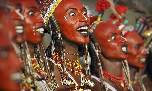 Mới đây, trong cuốn "Những người dân du mục của Niger", nhà nhân chủng học người Bỉ Marion Van Offelen cùng nhiếp ảnh gia người Mỹ Carol Beckwith tiết lộ nhiều điều thú vị về bộ lạc Wodaabe, gây sửng sốt nhất là việc ở bộ lạc này, người chồng để vợ ngoại tình thoải mái, nhất là với trai đẹp. Mới đây, trong cuốn "Những người dân du mục của Niger", nhà nhân chủng học người Bỉ Marion Van Offelen cùng nhiếp ảnh gia người Mỹ Carol Beckwith tiết lộ nhiều điều thú vị về bộ lạc Wodaabe, gây sửng sốt nhất là việc ở bộ lạc này, người chồng để vợ ngoại tình thoải mái, nhất là với trai đẹp.