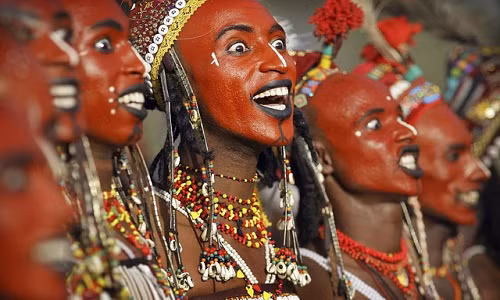 Mới đây, trong cuốn "Những người dân du mục của Niger", nhà nhân chủng học người Bỉ Marion Van Offelen cùng nhiếp ảnh gia người Mỹ Carol Beckwith tiết lộ nhiều điều thú vị về bộ lạc Wodaabe, gây sửng sốt nhất là việc ở bộ lạc này, người chồng để vợ ngoại tình thoải mái, nhất là với trai đẹp.