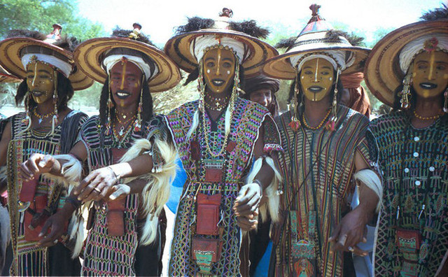 Bộ lạc Wodaabe sống tại nước Cộng hòa Niger, một quốc gia nằm ở Tây Phi, sống theo kiểu du mục. Họ thuộc về cộng đồng người Fula. Bộ lạc này được gọi là Wodaabe trong tiếng Fula (ngôn ngữ của người Fula), nghĩa là "những người coi trọng các điều cấm kỵ". Bộ lạc Wodaabe sống tại nước Cộng hòa Niger, một quốc gia nằm ở Tây Phi, sống theo kiểu du mục. Họ thuộc về cộng đồng người Fula. Bộ lạc này được gọi là Wodaabe trong tiếng Fula (ngôn ngữ của người Fula), nghĩa là "những người coi trọng các điều cấm kỵ".