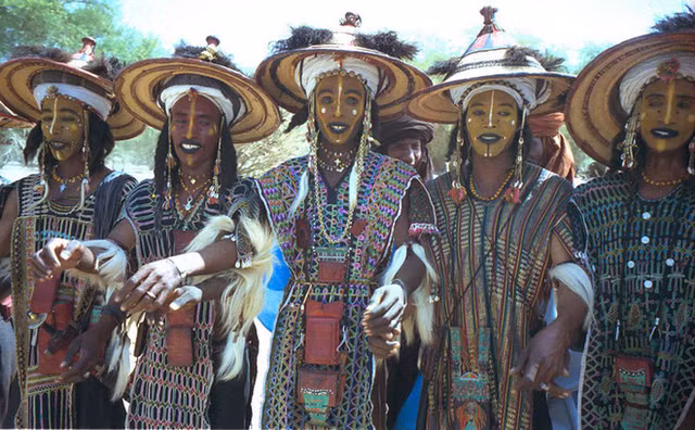 Bộ lạc Wodaabe sống tại nước Cộng hòa Niger, một quốc gia nằm ở Tây Phi, sống theo kiểu du mục. Họ thuộc về cộng đồng người Fula. Bộ lạc này được gọi là Wodaabe trong tiếng Fula (ngôn ngữ của người Fula), nghĩa là "những người coi trọng các điều cấm kỵ".