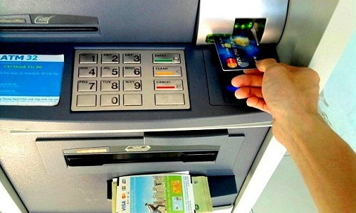 Phí rút tiền tại ATM được nhiều ngân hàng áp dụng. Ảnh: VietnamFinance. Phí rút tiền tại ATM được nhiều ngân hàng áp dụng. Ảnh: VietnamFinance.
