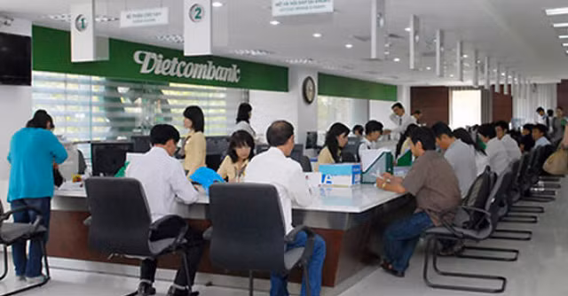 Ngân hàng Vietcombank tăng một số phí dịch vụ từ ngày 1/3. Ảnh: BizLive.