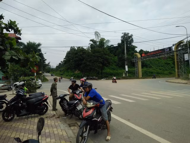 Cận cảnh hiện trường nghi vấn nổ súng giải quyết mâu thuẫn ở Hòa Bình - Hình 6 Can canh hien truong nghi van no sung giai quyet mau thuan o Hoa Binh-Hinh-6