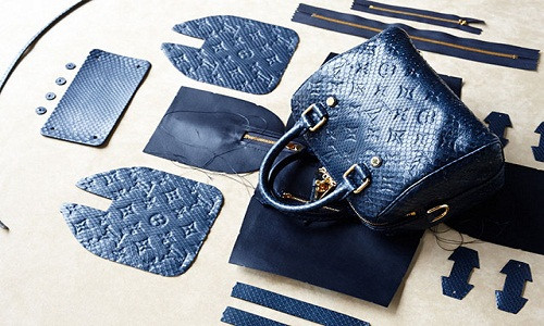 Điều làm nên giá trị của túi xách Louis Vuitton nổi tiếng thế thế giới là chúng được làm hoàn toàn thủ công. Điều làm nên giá trị của túi xách Louis Vuitton nổi tiếng thế thế giới là chúng được làm hoàn toàn thủ công.