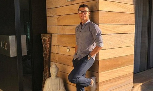 CR7 chụp ảnh tại dinh thự của mình ở La Finca