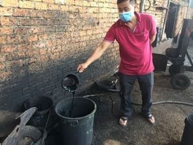 Hình ảnh nhuộm đen cà phê bằng pin khiến người tiêu dùng phẫn nộ. Ảnh: Tiền phong. Hình ảnh nhuộm đen cà phê bằng pin khiến người tiêu dùng phẫn nộ. Ảnh: Tiền phong.