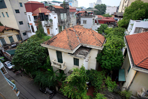 Vừa qua, UBND thành phố Hà Nội có văn bản trả lời ý kiến cử tri về cơ chế quản lý nhà công vụ, trong đó có biệt thự số 12 Nguyễn Chế Nghĩa (quận Hoàn Kiếm) nguyên Chủ tịch UBND TP Hoàng Văn Nghiên từng ở. Ảnh: Vietnamnet. Vừa qua, UBND thành phố Hà Nội có văn bản trả lời ý kiến cử tri về cơ chế quản lý nhà công vụ, trong đó có biệt thự số 12 Nguyễn Chế Nghĩa (quận Hoàn Kiếm) nguyên Chủ tịch UBND TP Hoàng Văn Nghiên từng ở. Ảnh: Vietnamnet.