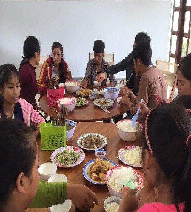 Bữa ăn của công nhân sau 2 ngày mắc kẹt do vỡ đập thủy điện. Ảnh: HAGL Group. Bữa ăn của công nhân sau 2 ngày mắc kẹt do vỡ đập thủy điện. Ảnh: HAGL Group.