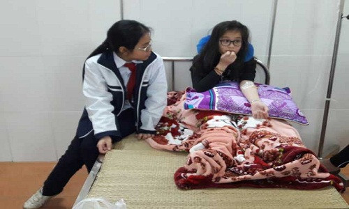 Học sinh Đặng Như Quỳnh (học lớp 6A2) nằm viện theo dõi lúc gần 13h ngày 6/1. Học sinh Đặng Như Quỳnh (học lớp 6A2) nằm viện theo dõi lúc gần 13h ngày 6/1.